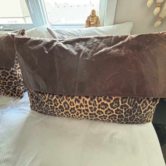 2 Large Decorative Pillows  - comes with pillow inserts - Picture 4 of 9